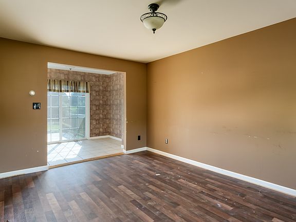 5th image of 40 Orchard Crest Dr
