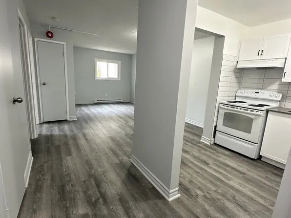 11 Lowndes Ave #1, Georgina, ON L4P 3K3