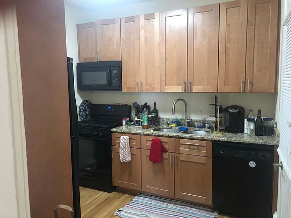 4th image of 2826 Monument Ave