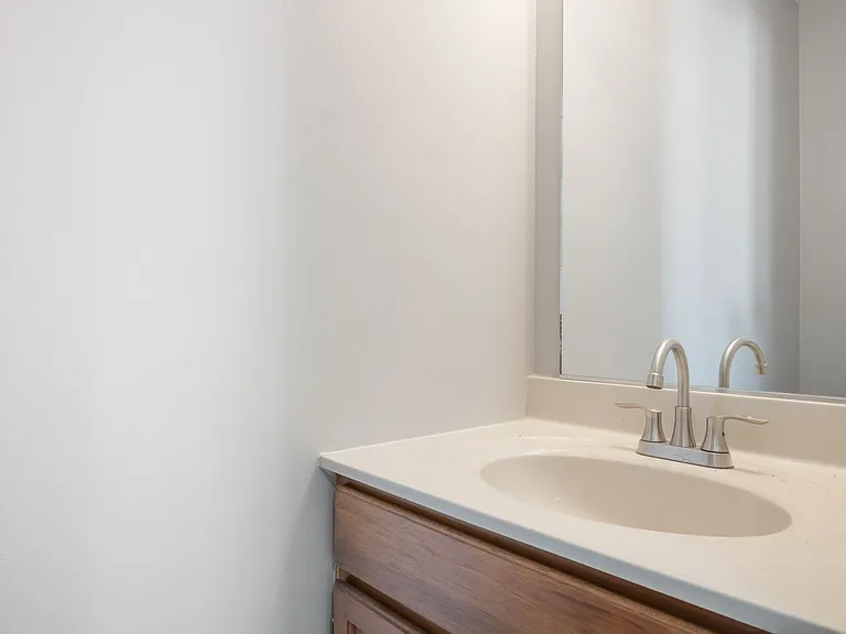385 Warren St — Photo 8
