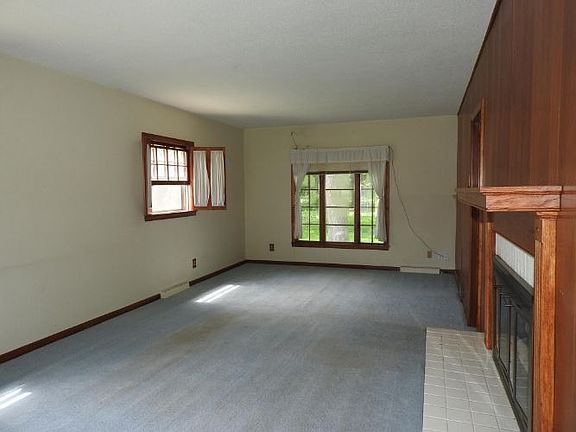 4th image of 525 N Lundys Ln