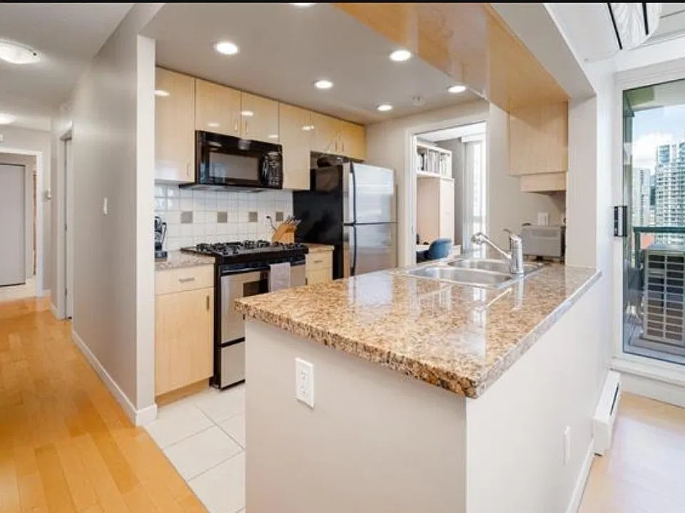 1067 Marinaside Cres #1907