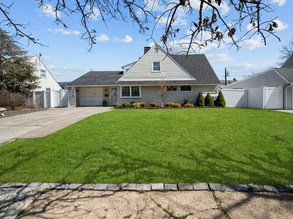 33 Chestnut Lane, Levittown, NY 11756