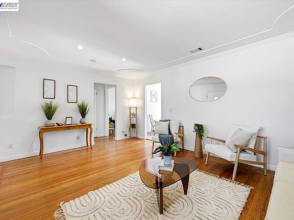 5th image of 4231 Somerset Ave