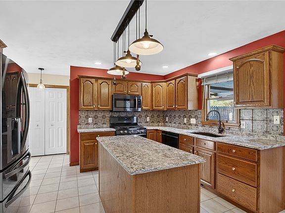 5th image of 814 Cleardale Dr