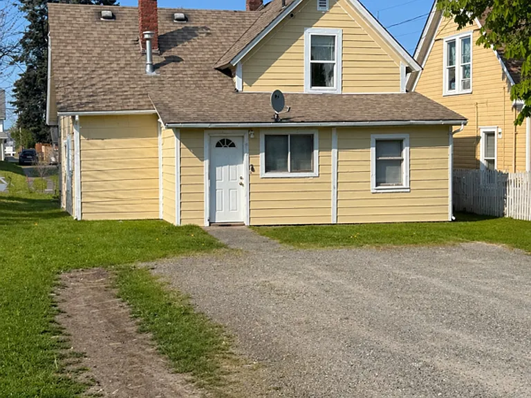 412 Lakeway Dr — Photo 2