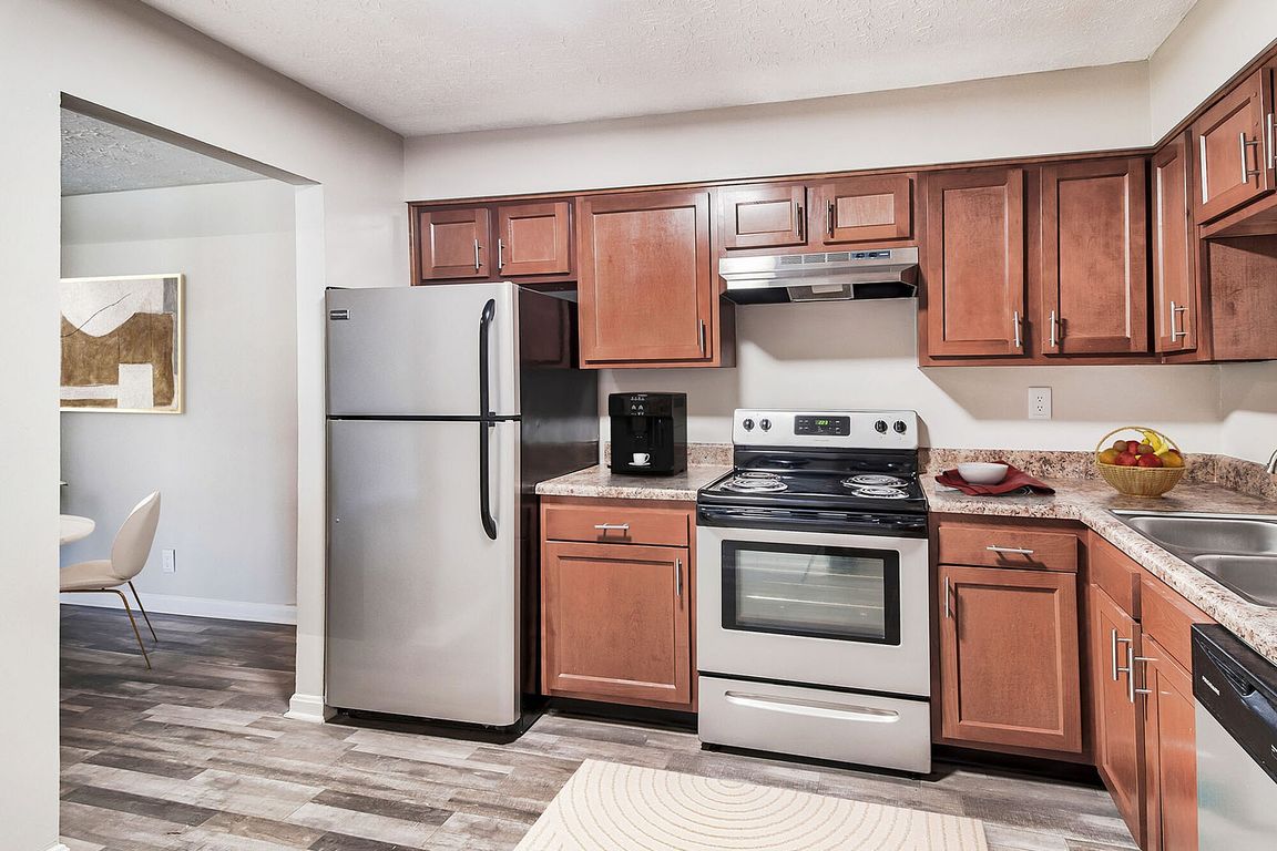 Kitchen with stainless appliance package, modern cabinetry, & hardwood style flooring