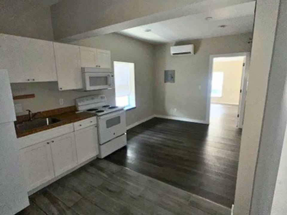 1613 Main St #1