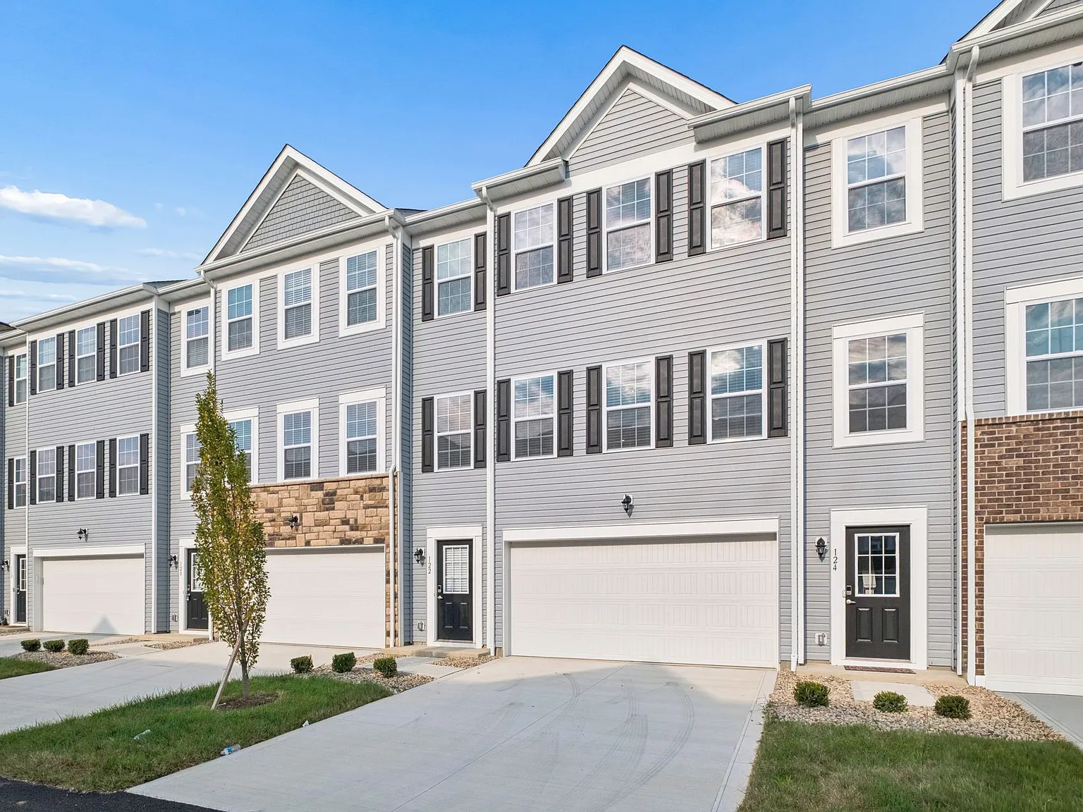 3 bed, 2.5 bath, 1850 sqft, $2,299 — Photo 2