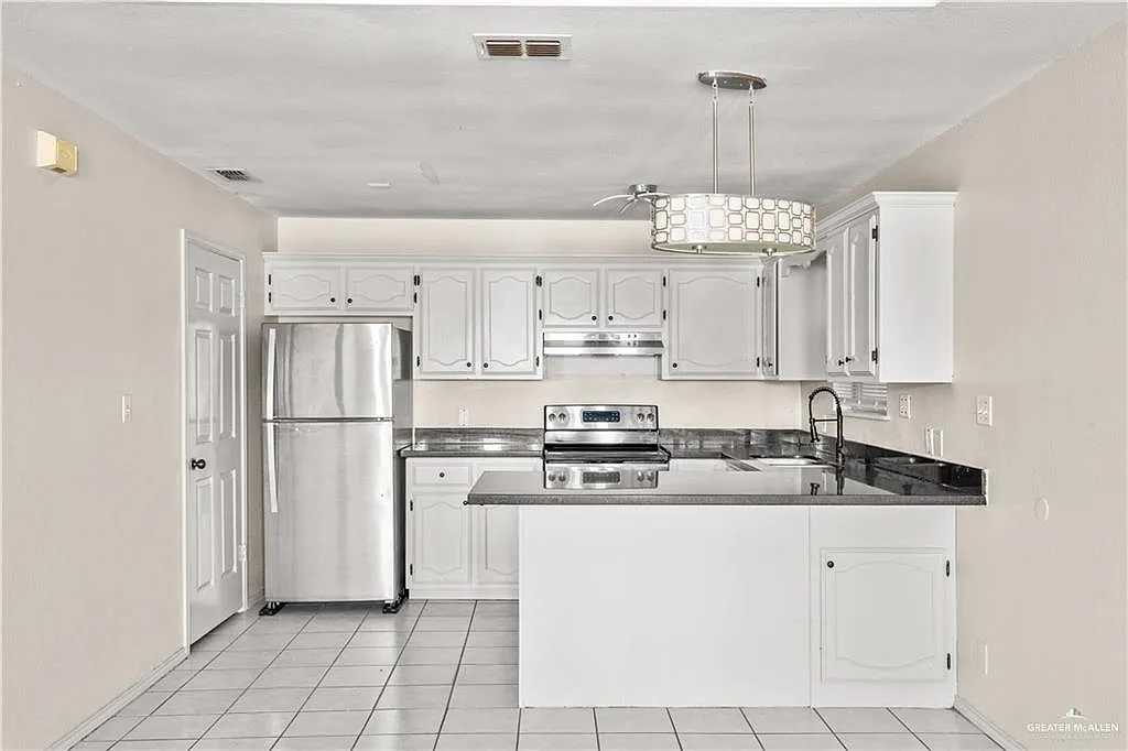 2 bed, 1.0 bath, 893 sqft, $850 — Photo 2