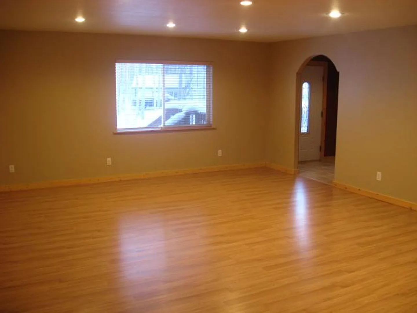 Large 3 bed 2 bath, 2 Car Garage — Photo 2