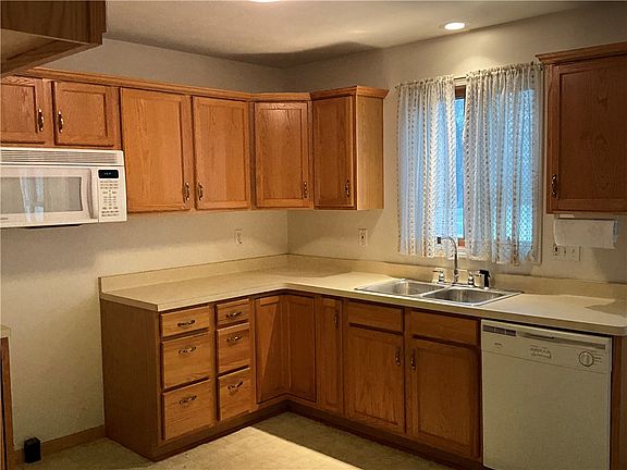 3rd image of 15 Jacklyn Dr