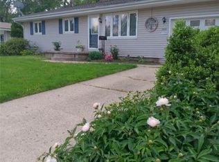 3929 N Cambridge Dr, Decatur, IL 62526