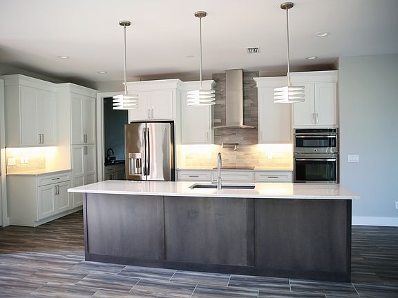 Kitchen w/ Island