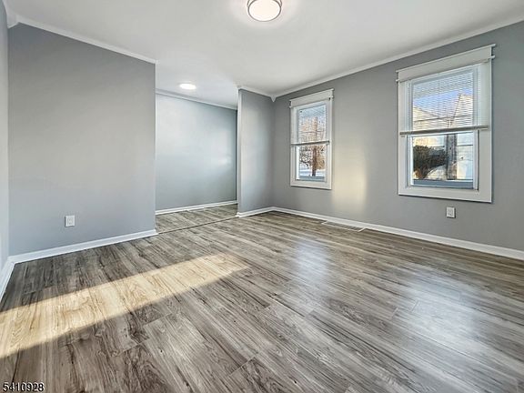 5th image of 564 Warren St