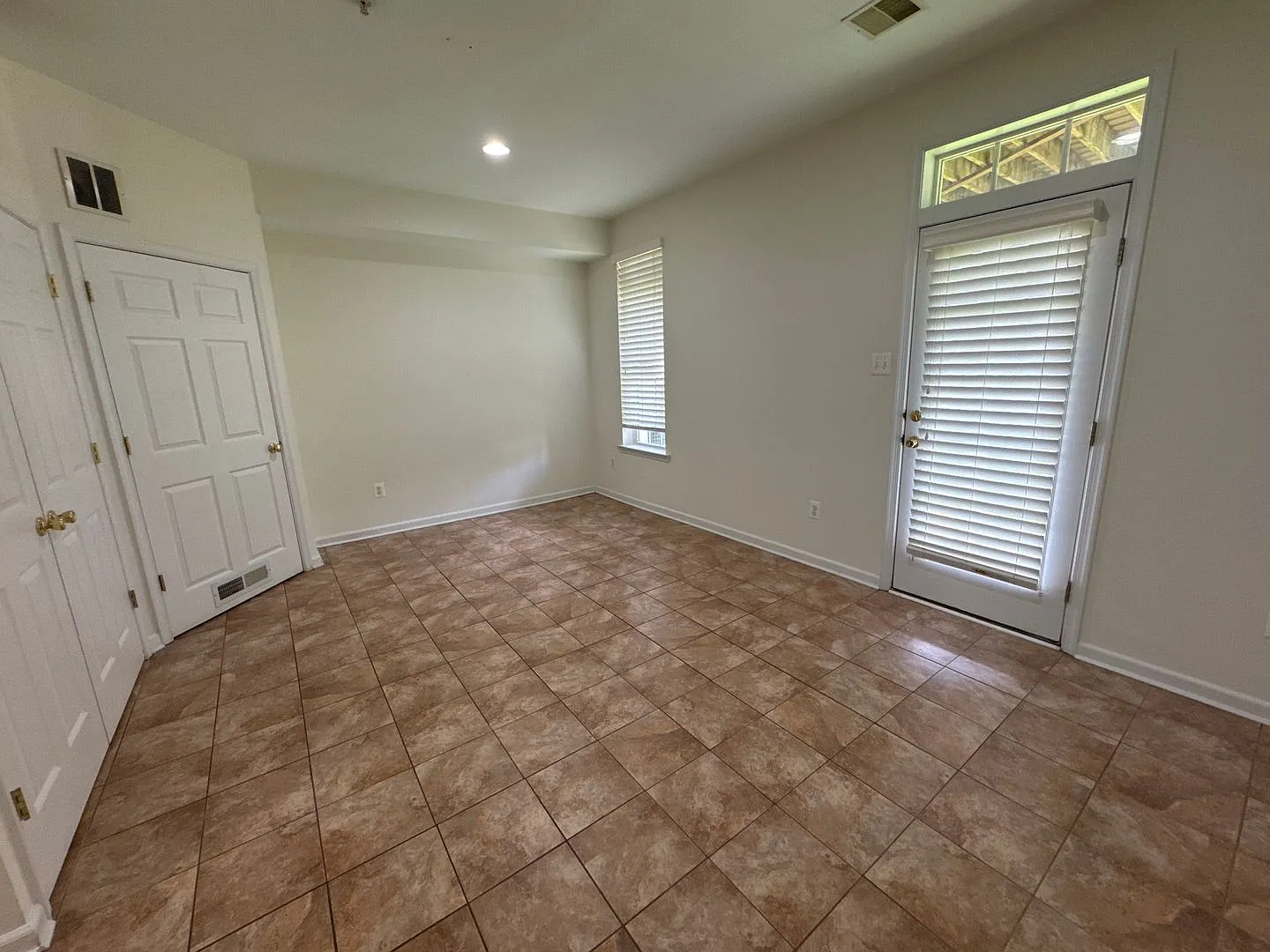 Stylish End-Unit Townhome on Oakridge Lane Hellertown, PA — Photo 4
