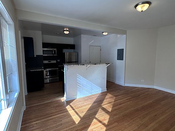4th image of 5620 N Western Ave #202
