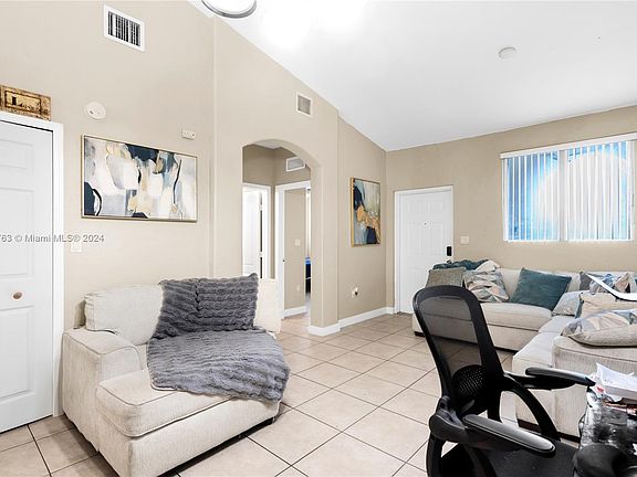 4th image of 2711 SE 16th Ave Unit 205