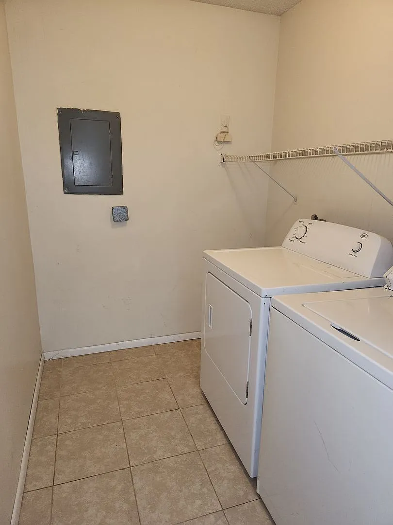 Sweet 2nd Story Condo - Newpointe Condo — Photo 2