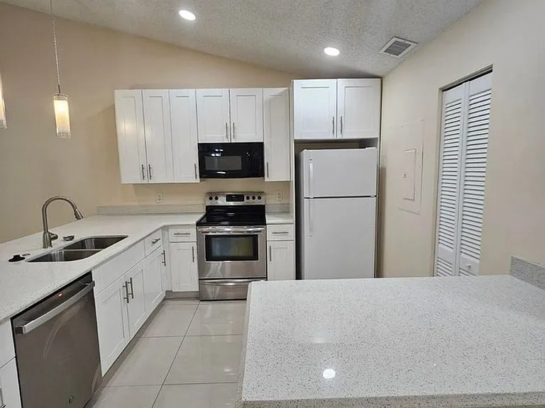 480 Hardwood Pl — Photo 2