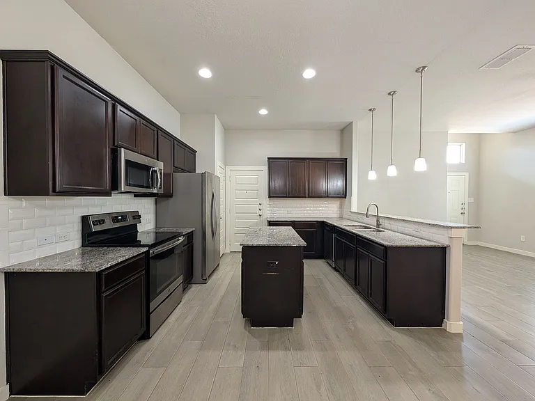 2237 Avery Vlg — Photo 10