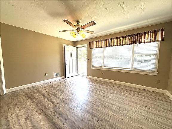 3rd image of 13 Lynhurst Dr