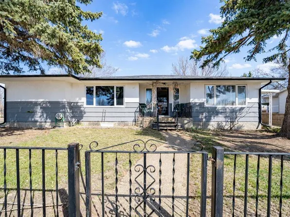 202 S 3rd Ave E, Bow Island, AB T0K 0G0