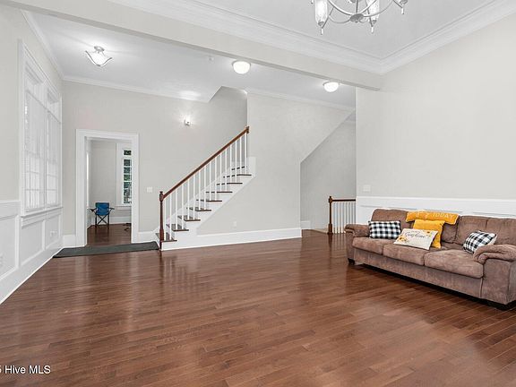 5th image of 219 Broad Street W