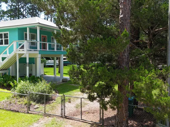 27 Chickasaw St, Panacea, FL 32346