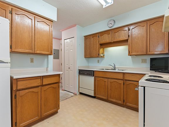 4th image of 8725 Elm Dr #202