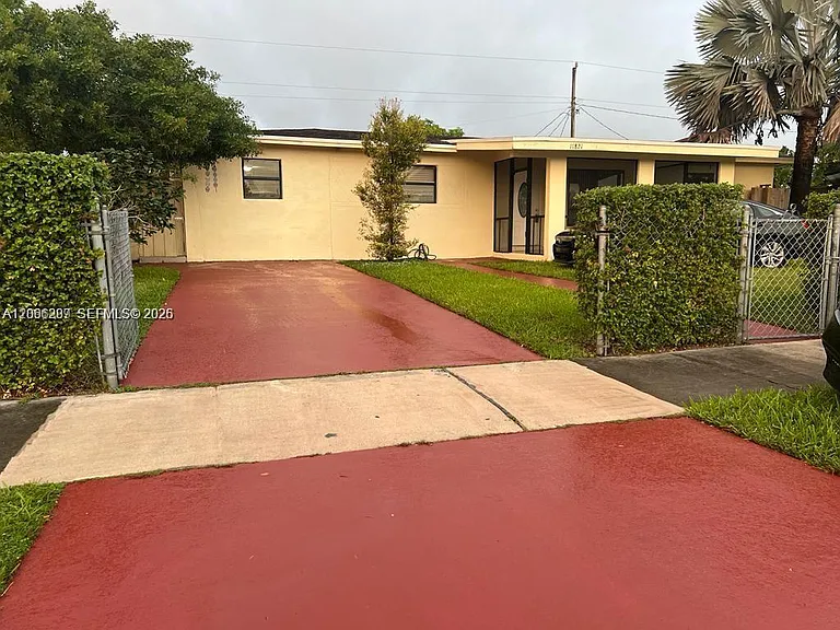 11821 SW 185th Ter — Photo 1