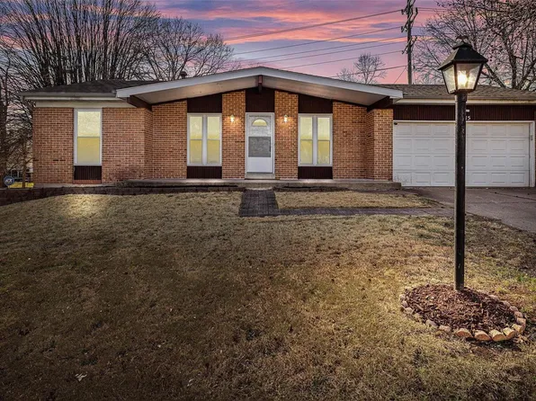 10615 Foxpath Dr, Saint Louis, MO 63137