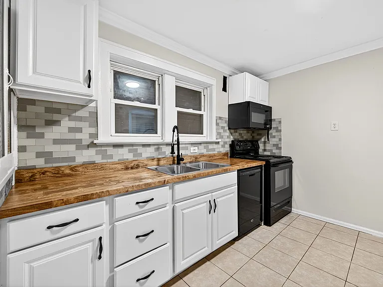 6135 Newport Ave — Photo 8