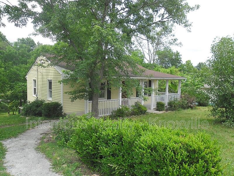 1st image of 805 Centeroak Dr