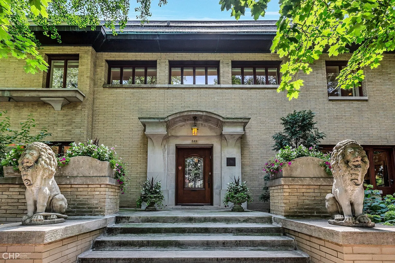 839 W Hutchinson St photo 1