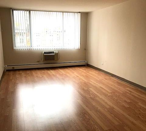 2nd image of 2422 N Clark St #606