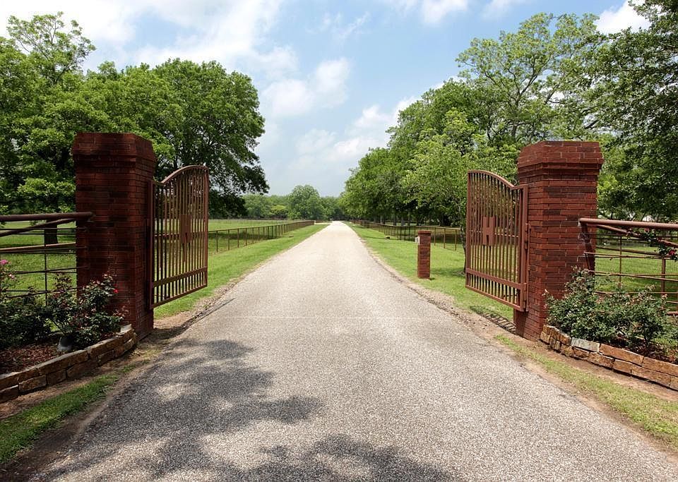 Motor gate at the front of the property. Fully fenced with all paved roads