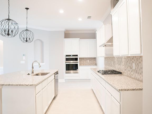 5th image of 126 Silver Pine Dr