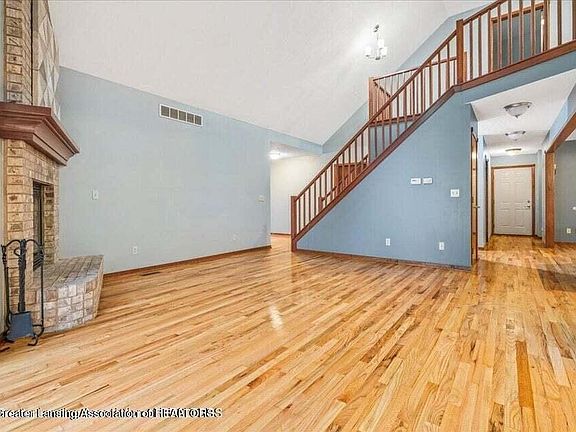 3rd image of 2151 Theresa Ave
