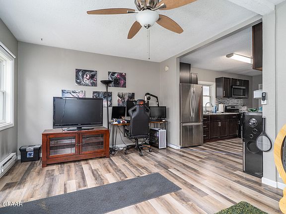 5th image of 910 2nd Ave NE