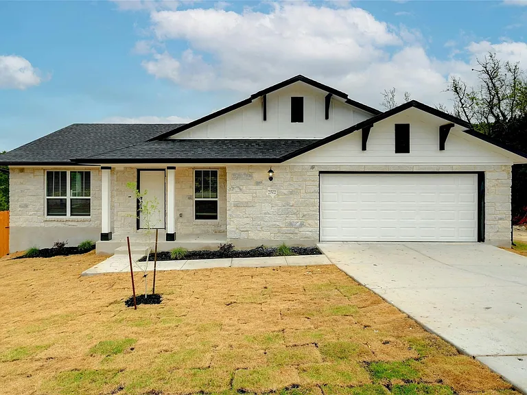 21502 Paine Ave — Photo 1