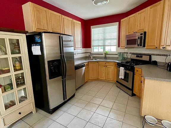 5th image of 34 Shelley Cir