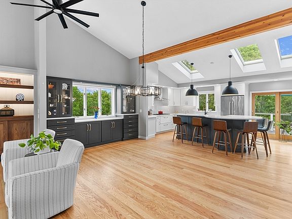 3rd image of 15 Mary Ellen Dr