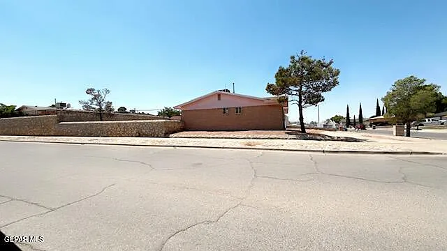 3 bed, 2.0 bath, 1076 sqft, $1,250 — Photo 2