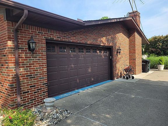 2nd image of 15560 Bellaire Ave