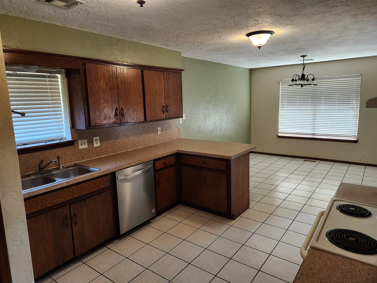4 bed, 1942 sqft, $1,750 — Photo 4