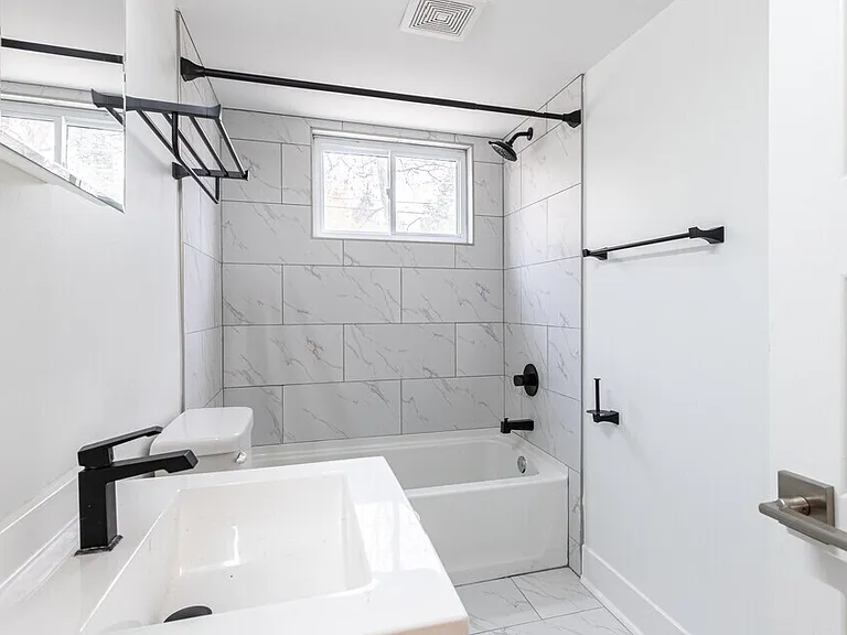 325 W Parkwood Dr #5 — Photo 4