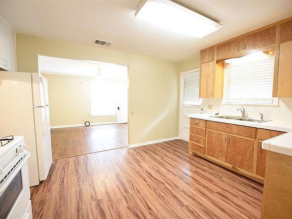 5th image of 3206 Sandage Ave