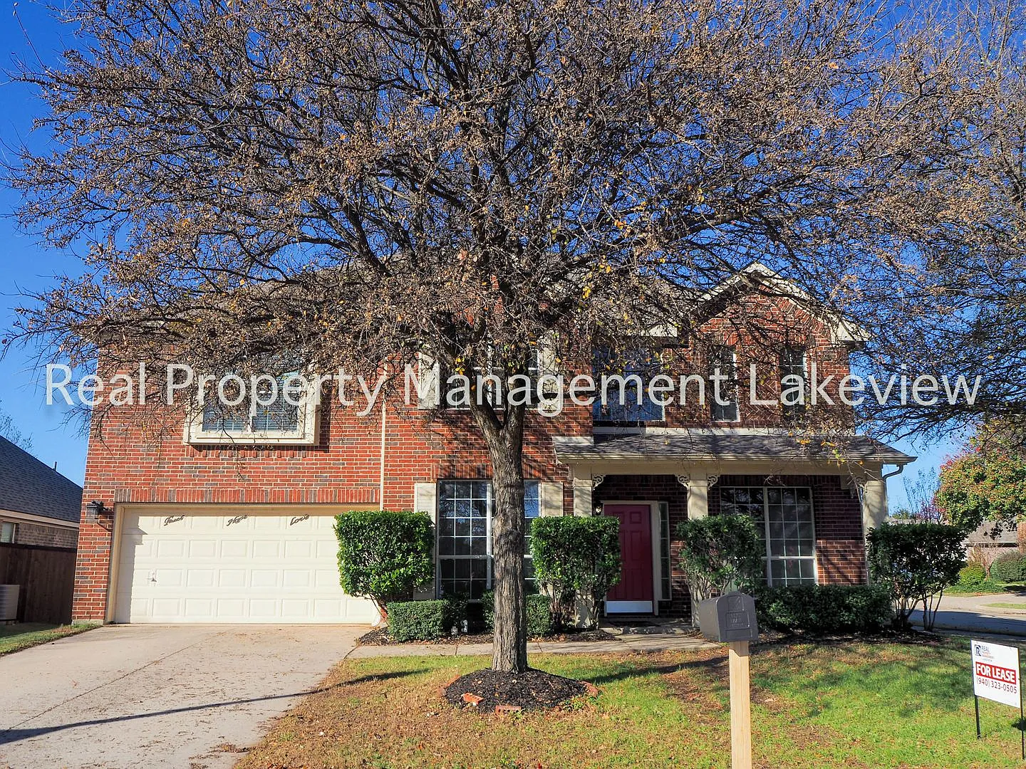 Desirable 2-story open floor plan home with a pool and hot-tub! — Photo 2
