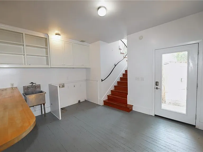 1305 Lorrain St — Photo 4